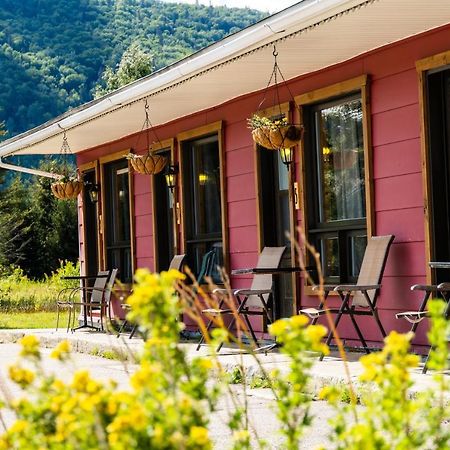 Auberge De Jeunesse Le Camp De Base LʼAnse-Saint-Jean Dış mekan fotoğraf